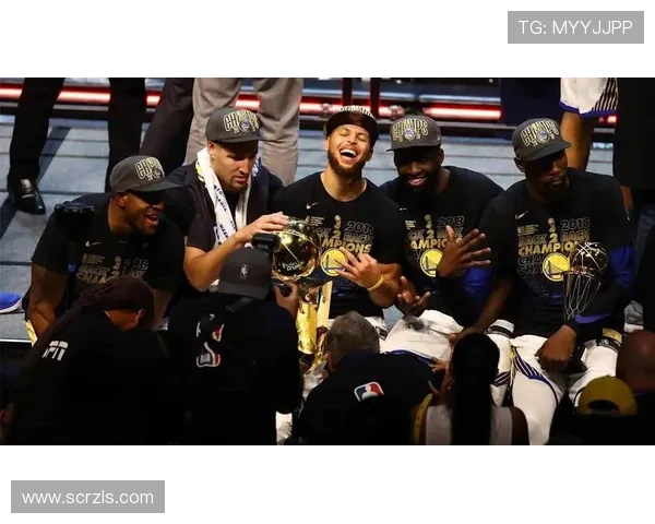 库里斩获2025年NBA最佳球员奖项再创辉煌 成就历史新高